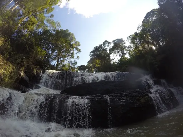 Cachoeira larga em degraus de pedra no Pinguirito