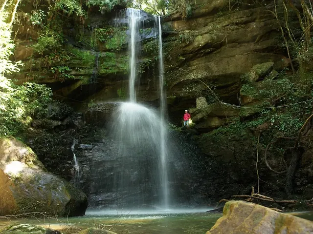 Cachoeira caindo do paredão de pedra na Gruta do Riozinho