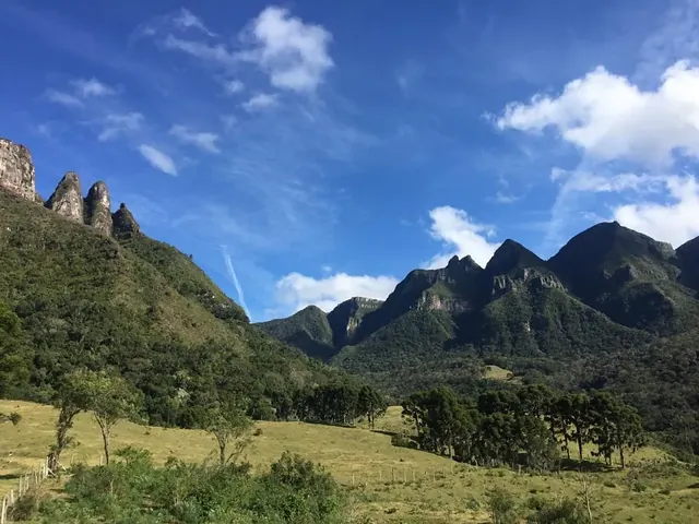 Os paredões de pedra dos Soldados de Sebold entre montanhas verdes