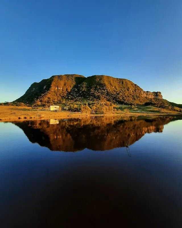 A Serra da Tartaruga refletida num lago no fim da tarde