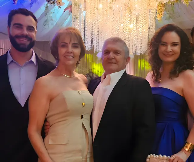 A família da Pousada São Gabriel: Mary, Valmir, Thamires e Gabriel, juntos numa festa