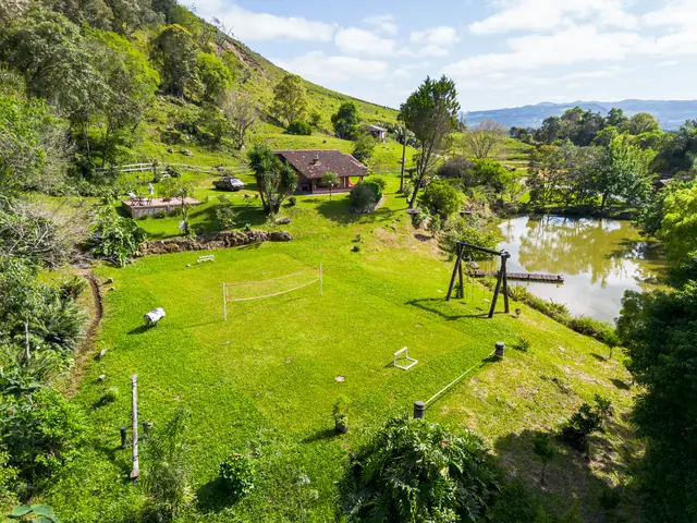 Gramado com o lago e a mata em volta