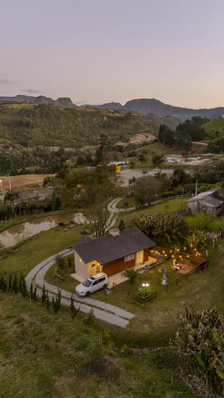 A Cabana Árvore da Vida vista do alto ao entardecer, com as luzes acesas