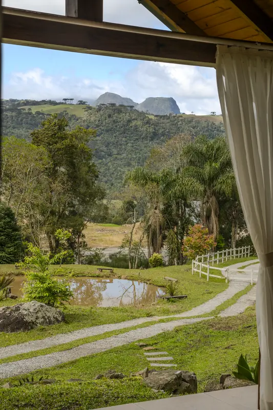 O vale visto da porta da cabana, com o lago, o caminho e a serra